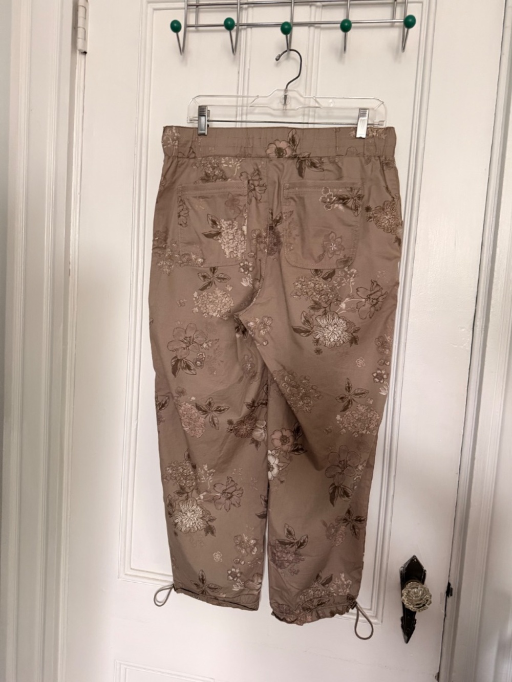 Democracy floral print cropped utility pants in a tan and cream size 10 - Picture 3 of 9